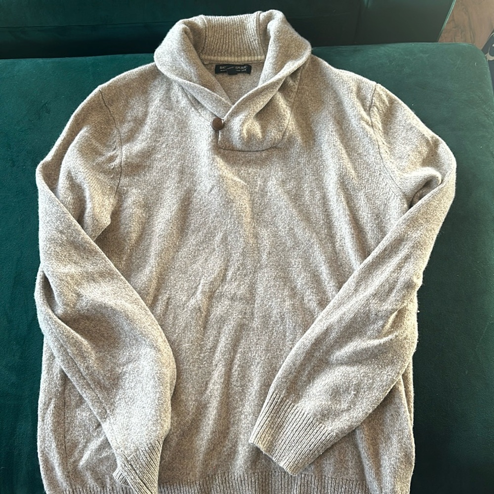 Beautiful tan Banana Republic Sweater Men’s M worn 2-3x, collar & button detail